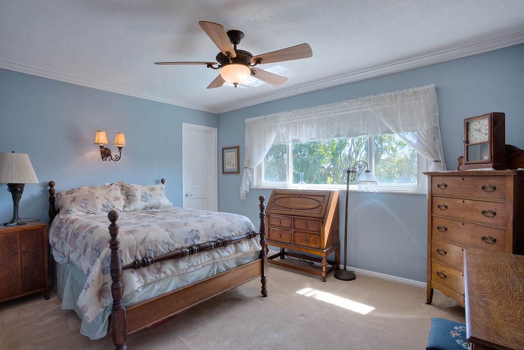 2077 Mandarin blue Bedroom
